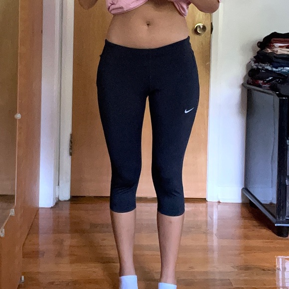 nike mini swoosh black capri leggings